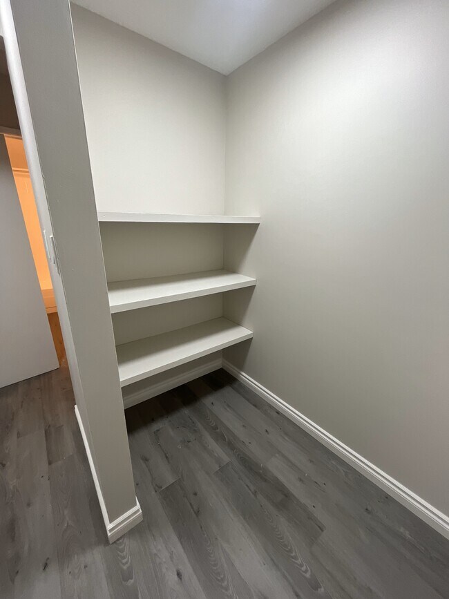 Photo du bâtiment - 12955-12101 101 St NW