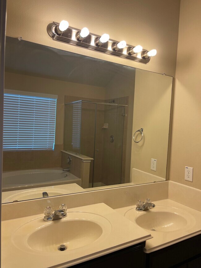 Foto del edificio - 7911 Branson Park Ln