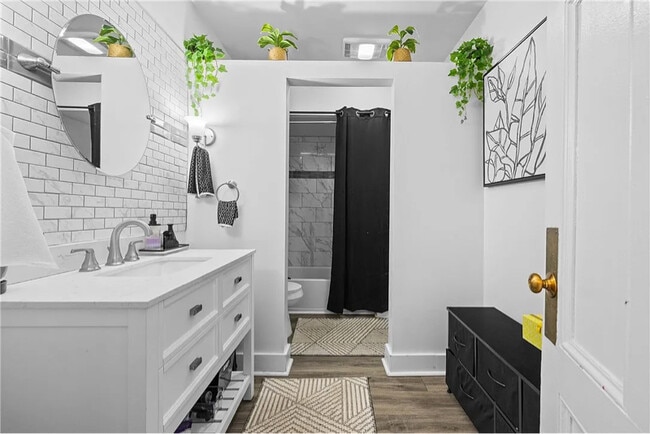 Building Photo - 469 Alexander St