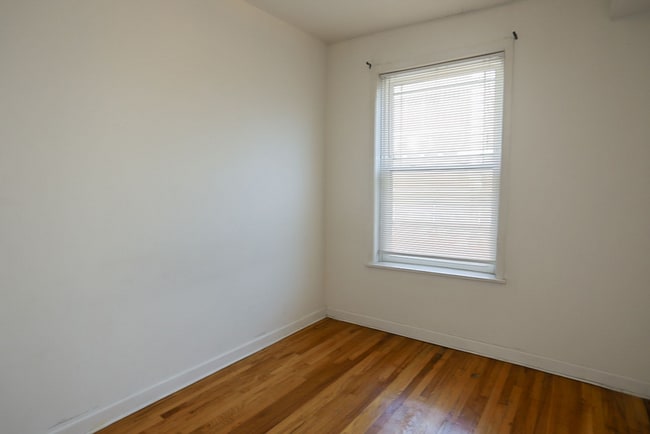 Building Photo - 1511 W Barry Ave