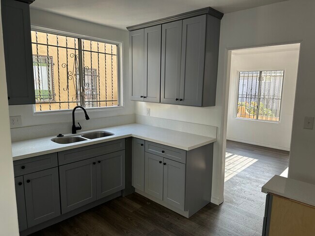 Foto del edificio - 756 1/2 E 79th St