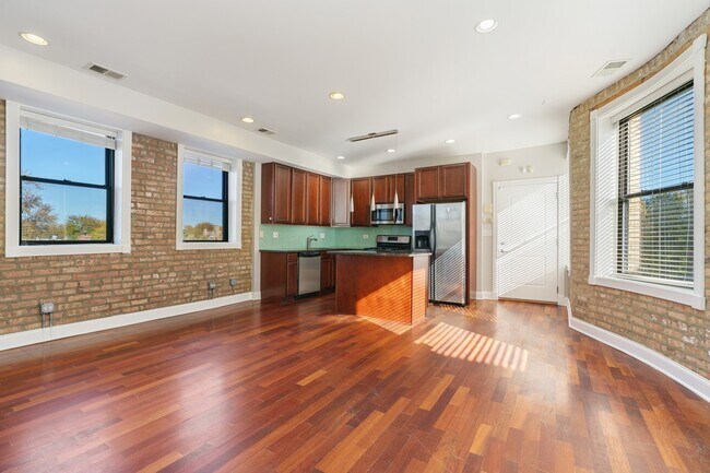 Building Photo - 6414 N Hoyne Ave