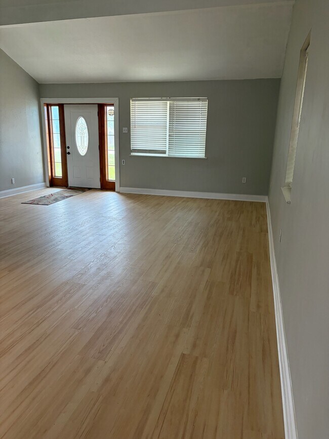 Foto del edificio - 7535 Rodgers Rd