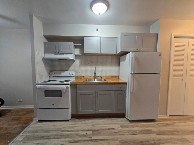 Building Photo - 7201 W Wellington Ave