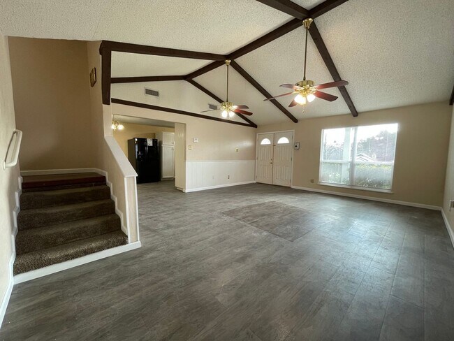Building Photo - AVAILABLE NOW - 3 BEDROOM 2 BATH HOME IN R...
