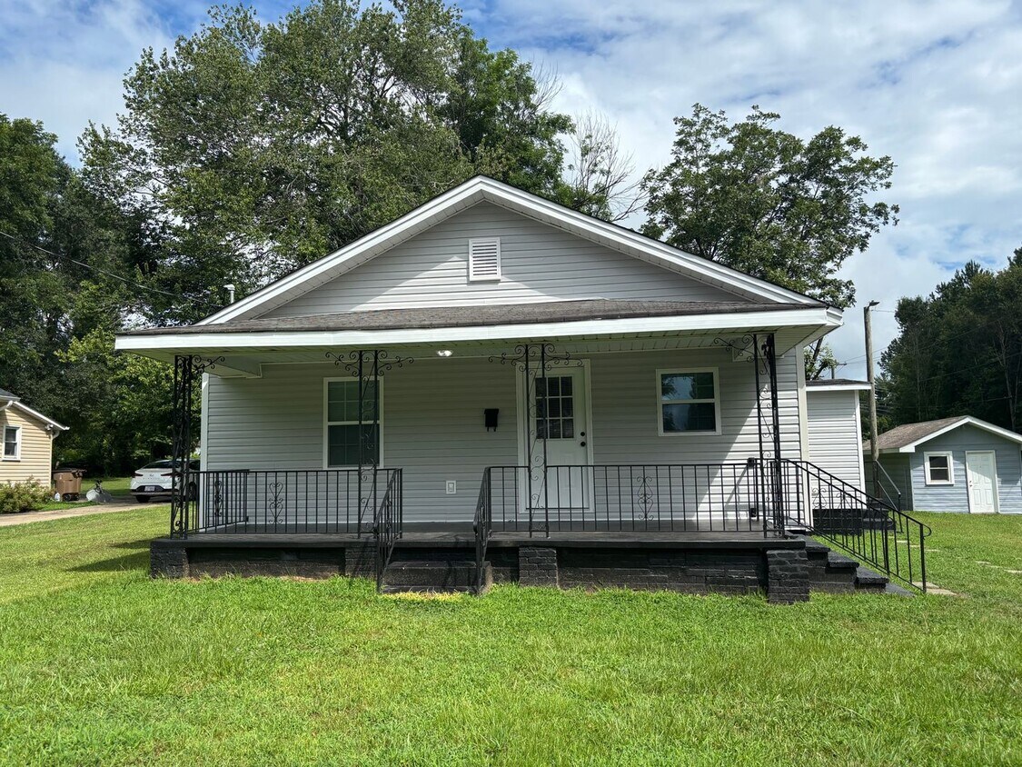 Primary Photo - Fully renovated 3 bedroom 2 bathroom house...