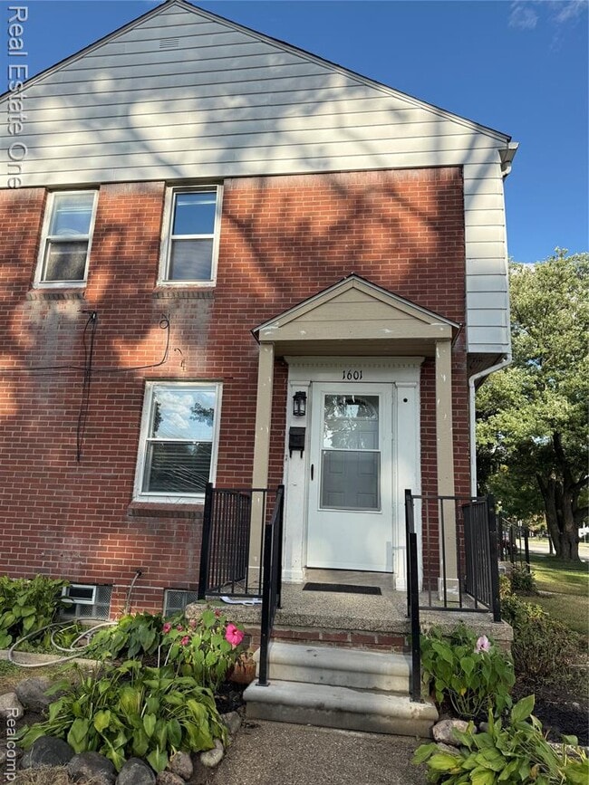 Building Photo - 1601 E 4th St