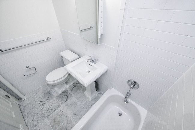Building Photo - 228 E 84th St