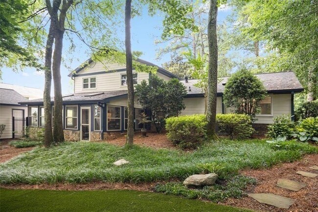 Foto del edificio - 4989 Kingswood Dr