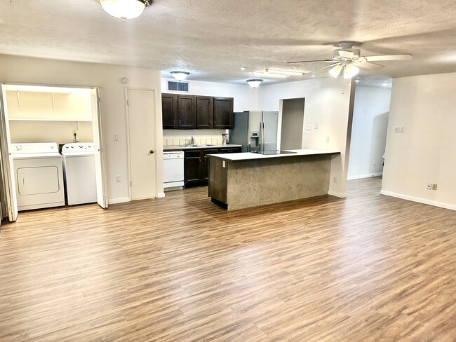 Building Photo - 521 Hanover Dr