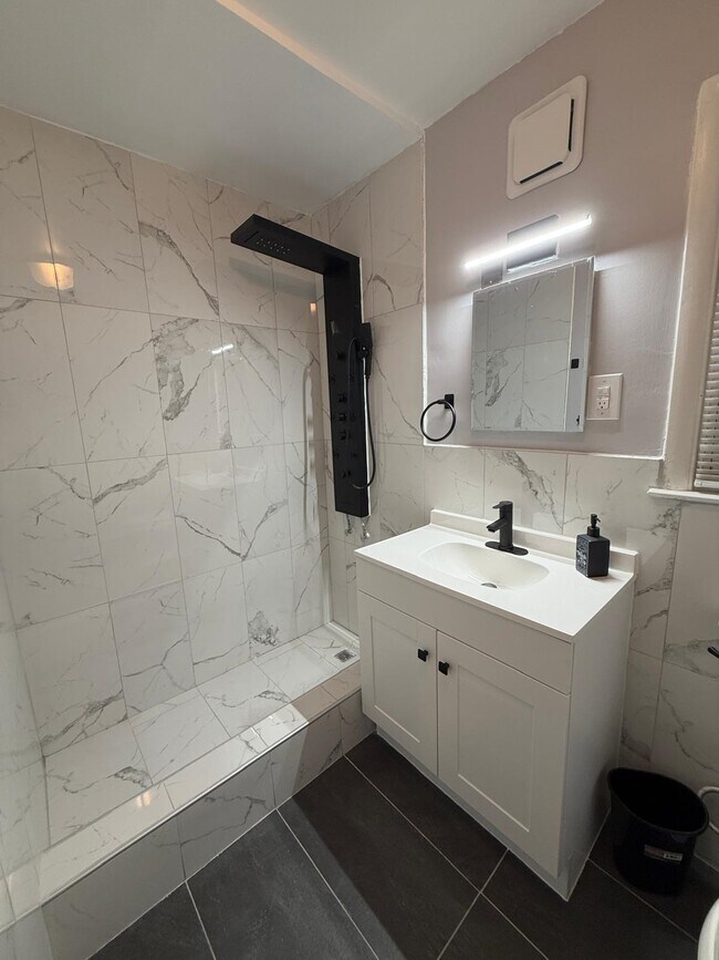 Foto del edificio - 10 E 10th St