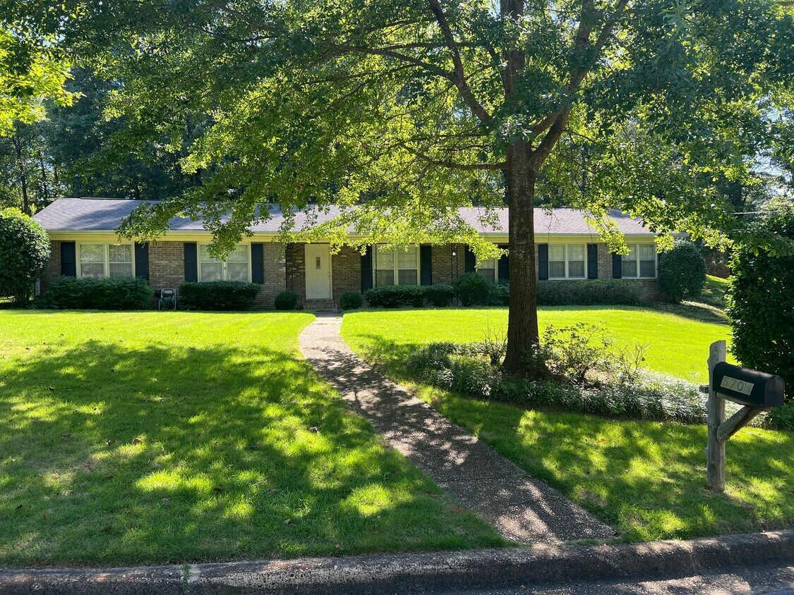 Foto principal - 3 bedroom 2 bathroom single level home in ...