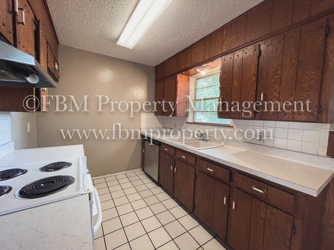 Building Photo - 105 Hillside Dr