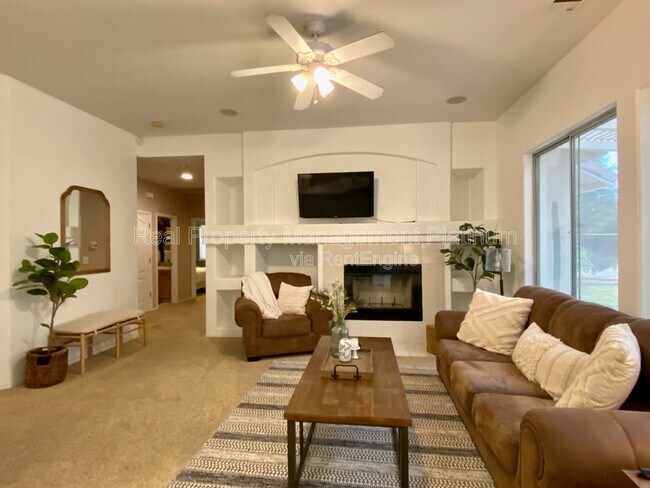 Foto del edificio - 4872 N Crestmoor Ave