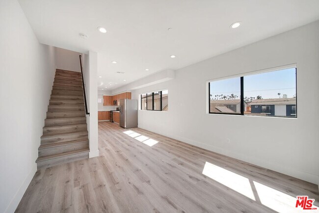 Foto del edificio - 406 1/2 N Kenmore Ave