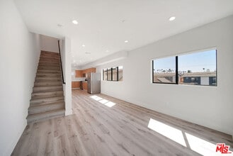 Building Photo - 408 1/2 N Kenmore Ave