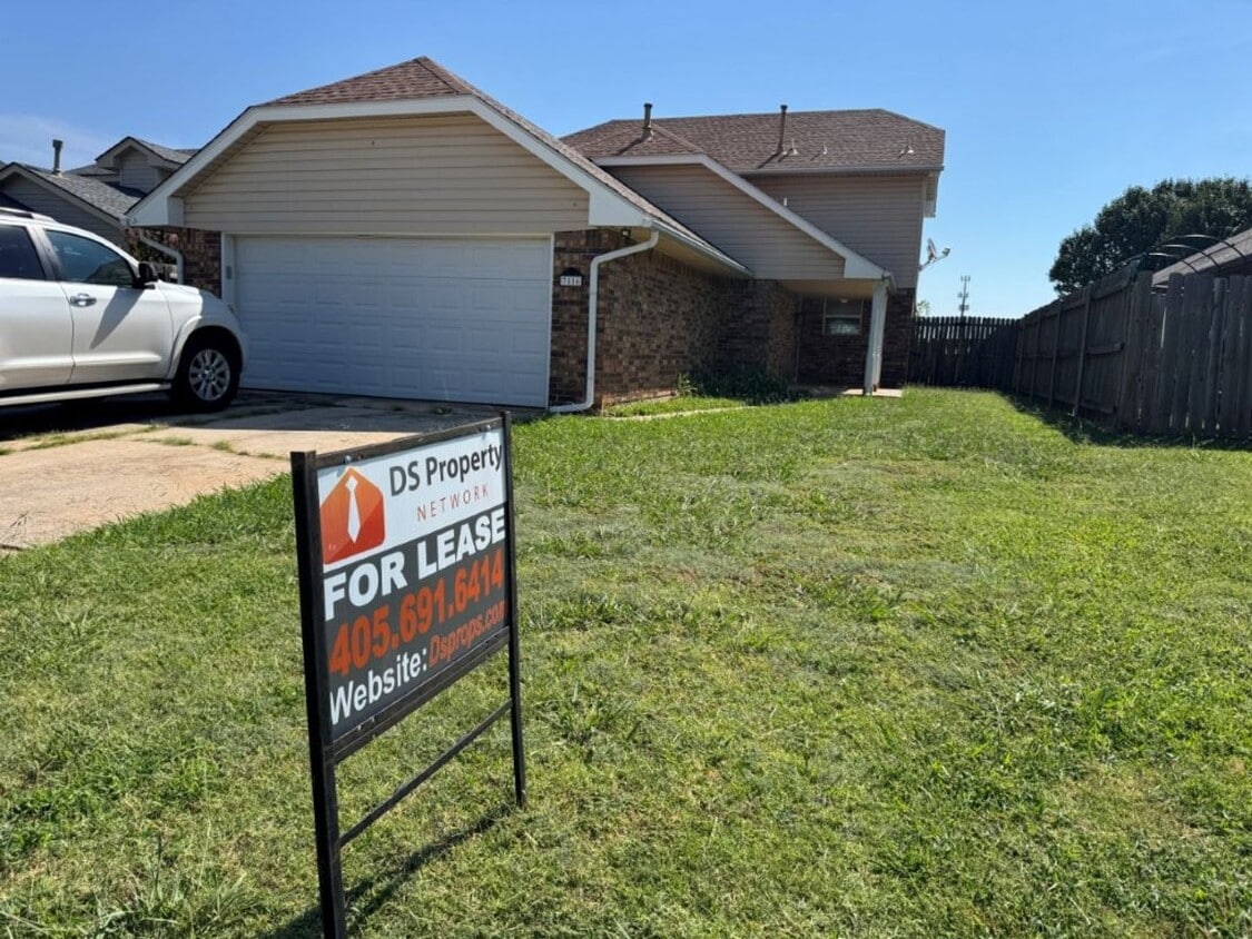 Foto principal - 3 bed , 2 full bath, 2 story , Newly updat...