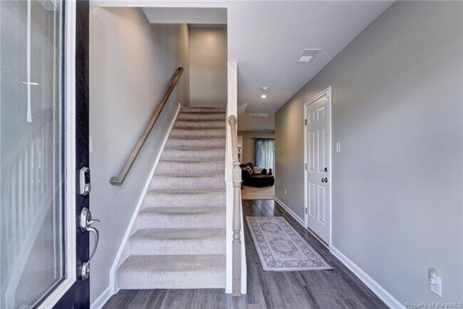 Foto del edificio - 3 Level Town home with 3 bedrooms and a bonus