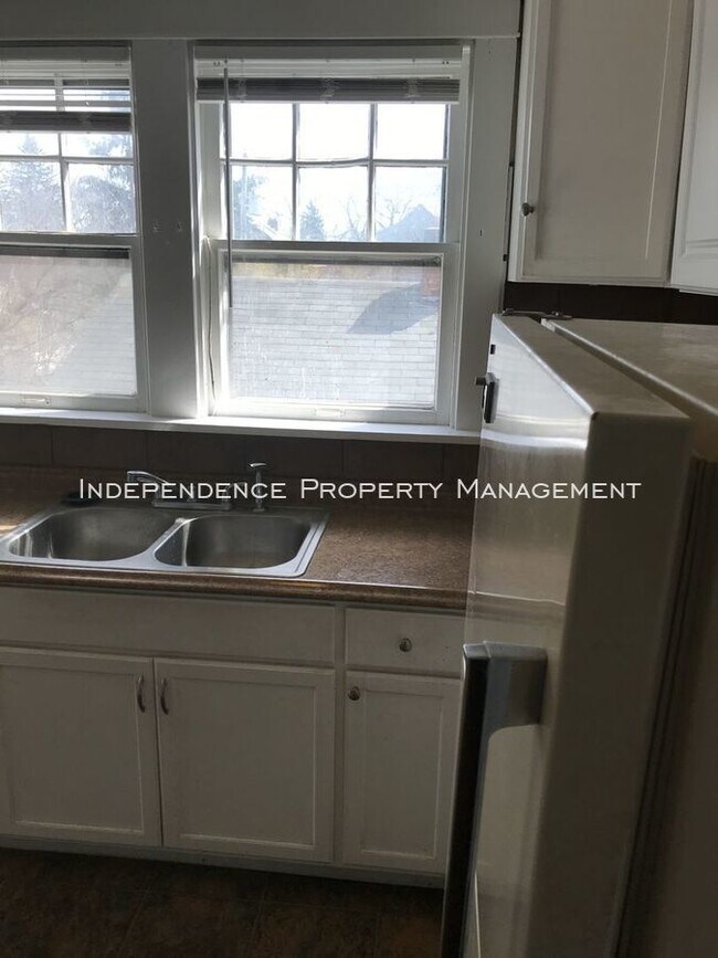 Building Photo - Two - Level Duplex in Dayton!