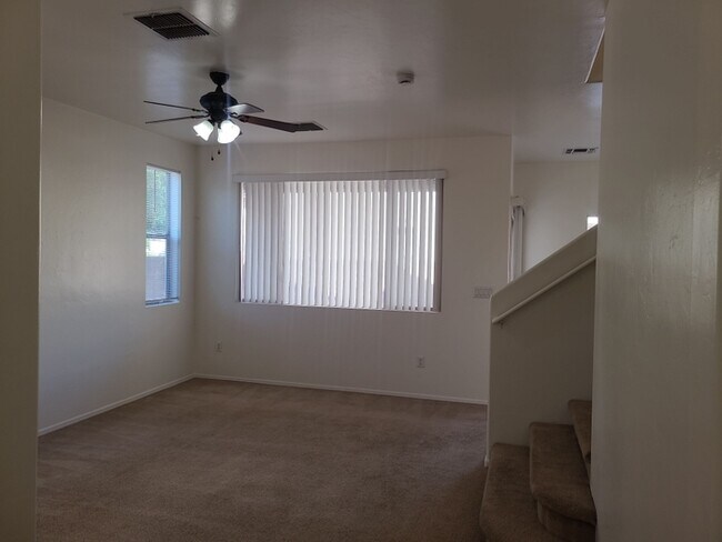 Foto del edificio - Beautiful 4-bedroom 3-bathroom - GREAT LOC...