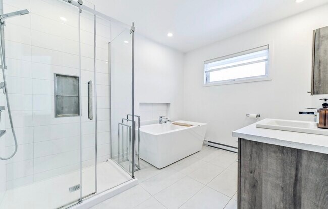 Building Photo - 1070 Rue Armand-Daigle