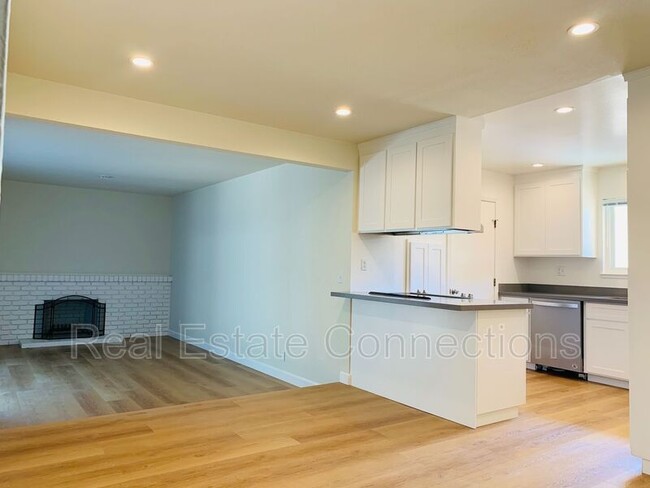 Building Photo - 6259 Rainbow Dr