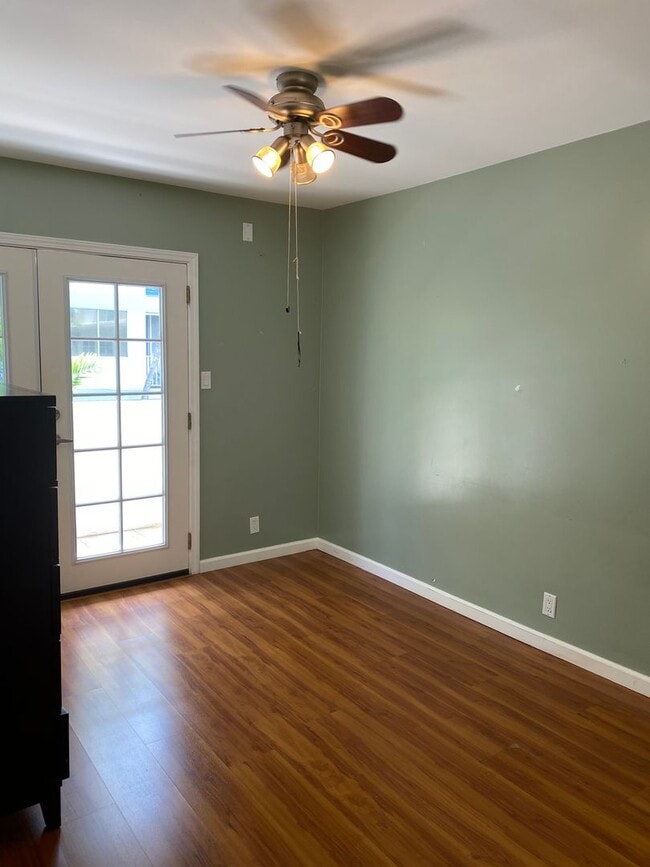 Foto del edificio - Conveniently Located 2 bedroom, 1 bath uni...