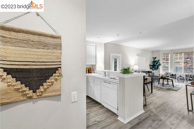 Foto del edificio - 220 Caldecott Ln