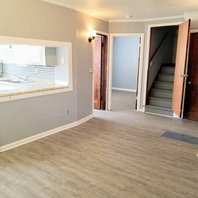 Foto del edificio - 396-398 South Powell Avenue