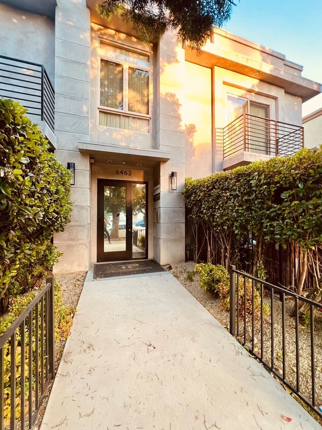 Primary Photo - 6462 Woodley Ave