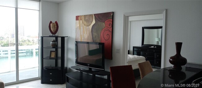 Foto del edificio - 7910 Harbor Island Dr