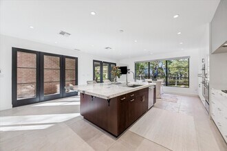 Building Photo - 10 S Briar Hollow Ln