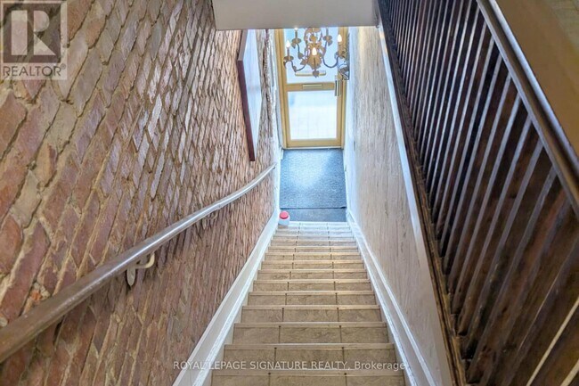 Building Photo - 784 College St