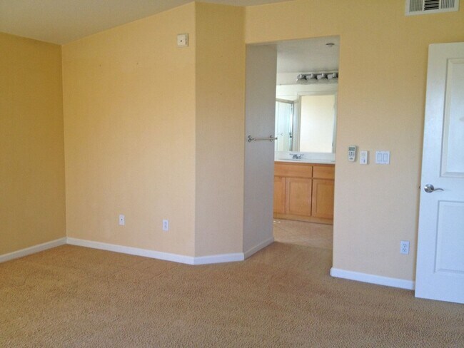 Building Photo - 2 Bedroom Townhouse in Southwest San Jose