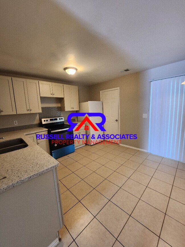 Building Photo - Corner Lot- Fenced In- 2 Story Townhome!