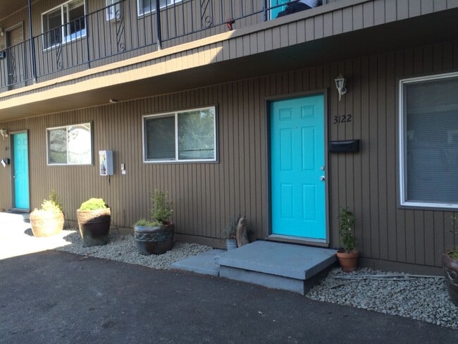 Photo - Upper 2 bed on Belmont! Hardwood floors, granite counters, tile in shower! All dogs welcome! Apartment