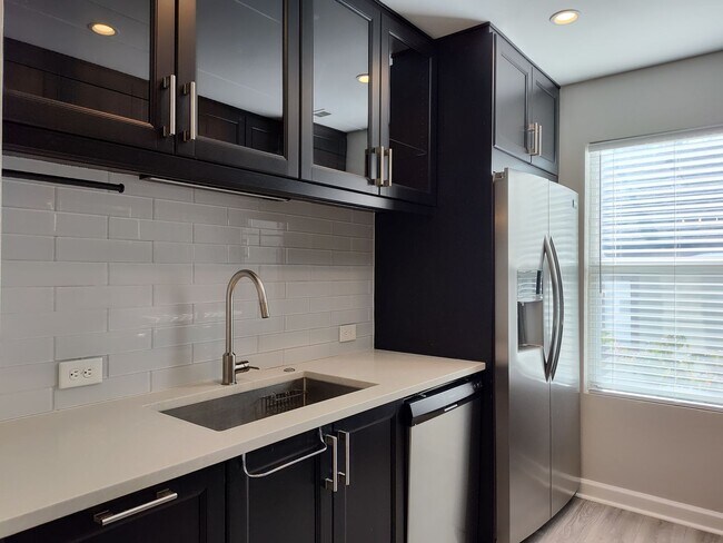 Building Photo - Move-in ready condo in Located in Fourth W...