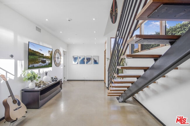 Foto del edificio - 661 Broadway St