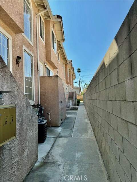 Building Photo - 223 N Olive Ave