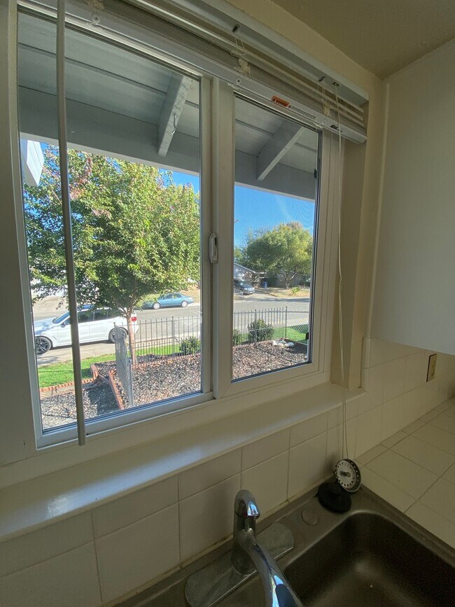 Building Photo - Super clean! 2 Bdrm, 1 Bath duplex off Oak...