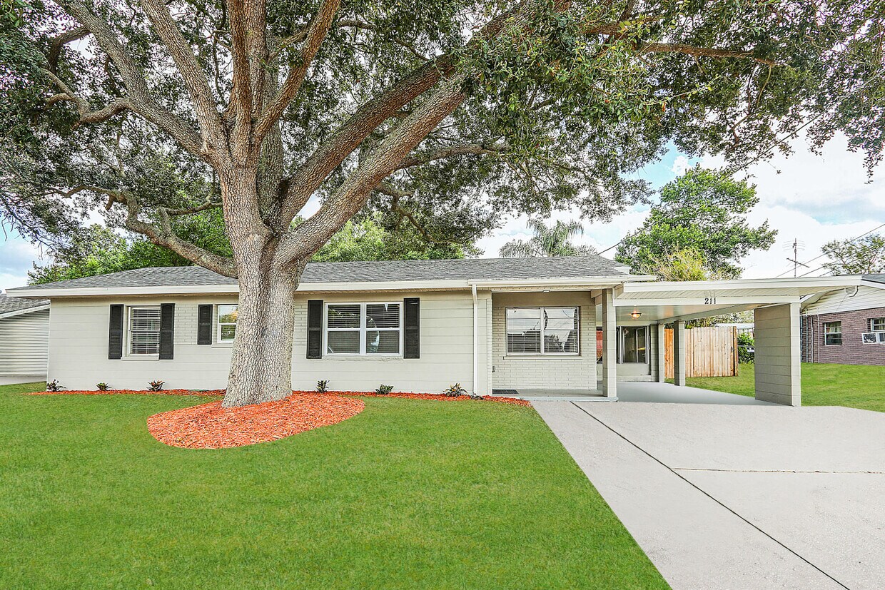 Primary Photo - 211 Palm Ave