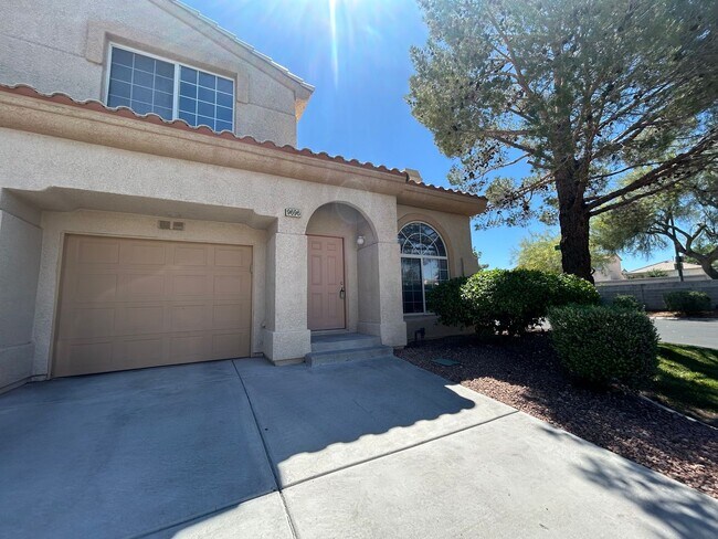 Foto del edificio - Great Silverado Ranch Townhome in Gated Co...