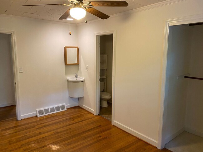 Building Photo - Walk to downtown Carrboro in minutes!