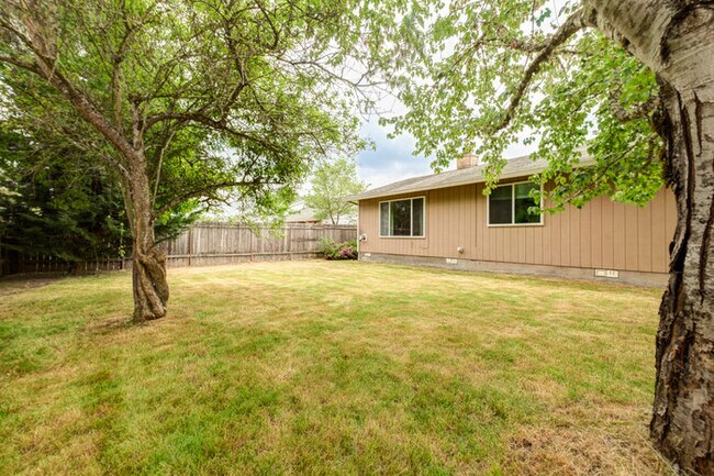 Foto del edificio - Freshly Updated 3-Bedroom Home with Fenced Backyard in Forest Grove!