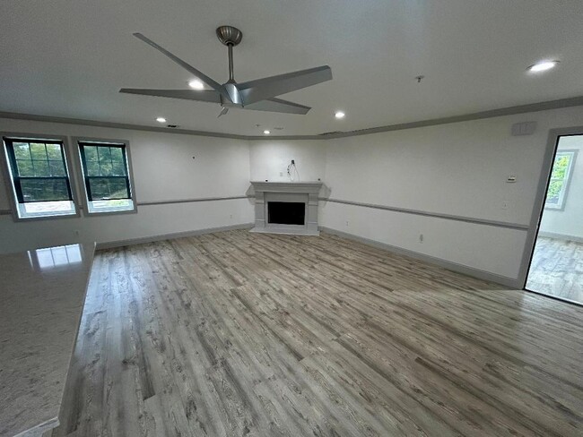 Building Photo - 633 Valley Rd