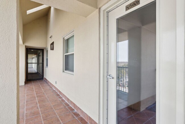 Foto del edificio - Fully Furnished Oceanfront 2 bed/2 bath