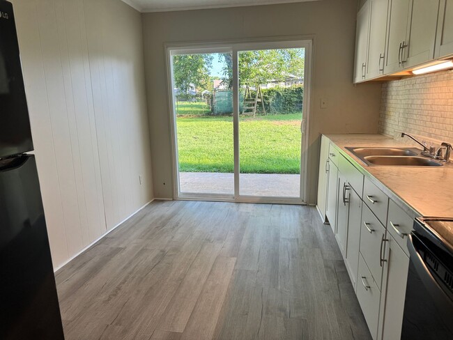 Building Photo - 511 Everett Ln