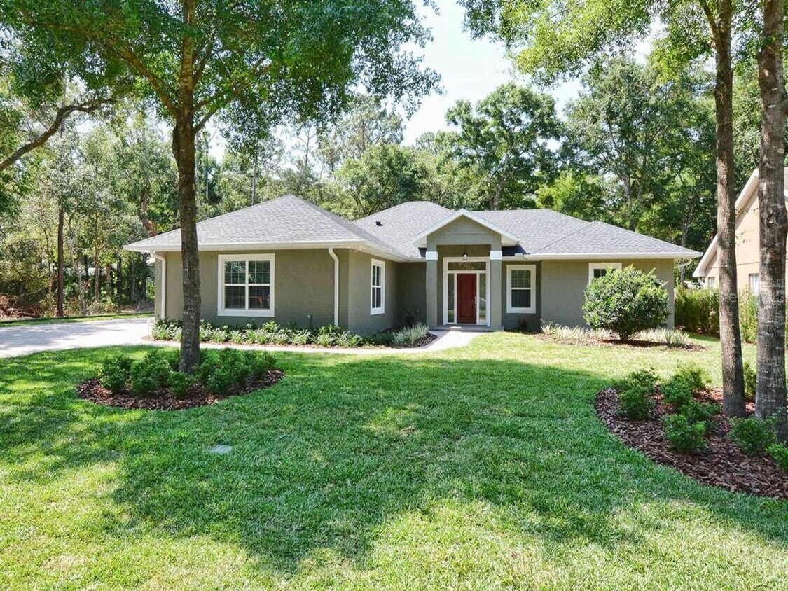 Primary Photo - Beautifully maintained Executive home conv...