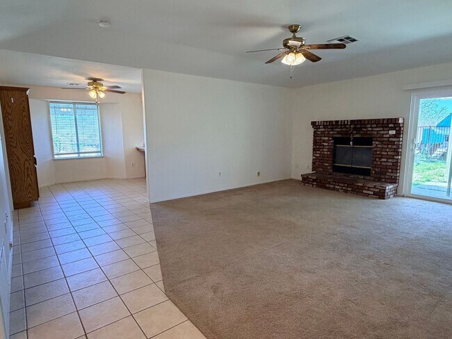 Foto del edificio - 3+2 w/garage and large fenced backyard