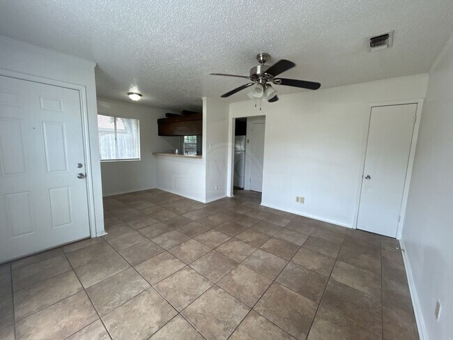 Foto del edificio - 2106 N W S Young Dr